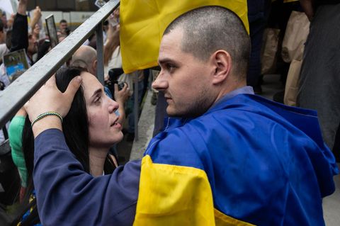 Emotionale Szenen bei Gefangenenaustausch in der Ukraine