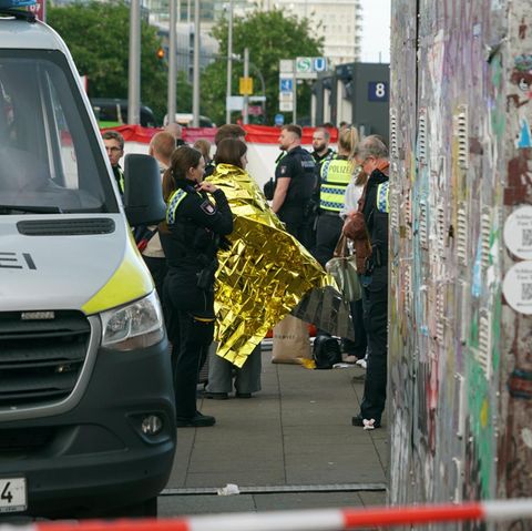 Hamburg main station after the knife attack: emergency services provide people