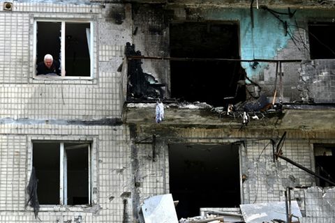 Mehrfamilienhaus nach russischem Angriff in Kiew