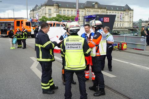 Hamburg Hauptbahnhof nach dem Messerangriff: Einsatzkräfte besprechen die Lage