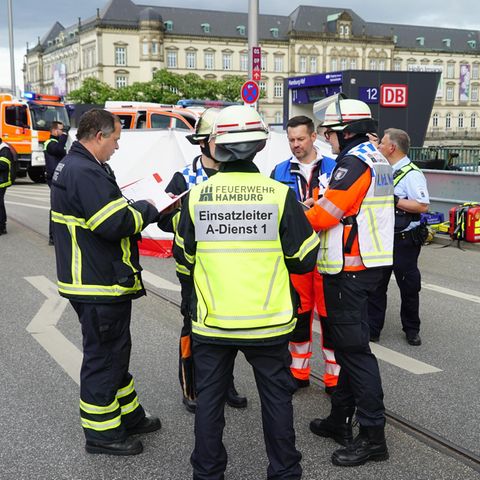 Hamburg Hauptbahnhof nach dem Messerangriff: Einsatzkräfte besprechen die Lage