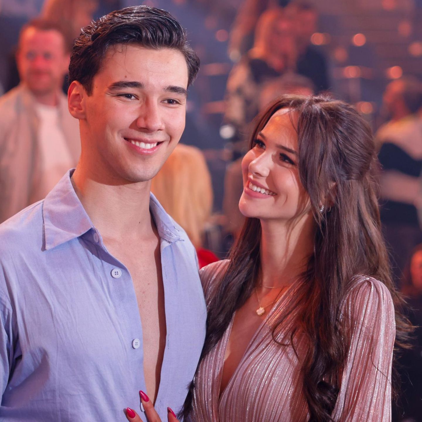 Diego Pooth steht mit seiner Freundin Louisa Büscher in der RTL-Tanzshow "Let's Dance"