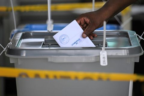 Ein Wähler in Suriname gibt seine Stimme ab
