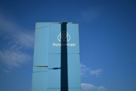 Das Logo von Thyssenkrupp am Standort Duisburg