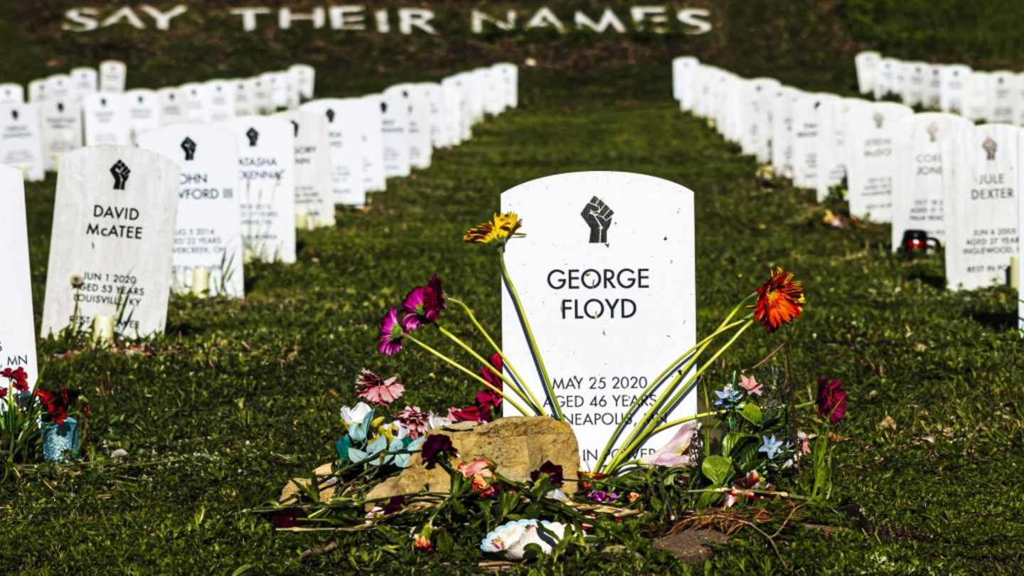 La tombe de George Floyd a été fleurie à l'occasion des cinq ans de sa mort, le 25 mai 2025 à Minneapolis, dans le Minnesota