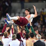 Zum Abschied lassen ihn seine Teamkollegen hochleben, viel Spielzeit bekommt Mats Hummels zu seinem Karriereende aber nicht mehr: Vier Minuten darf er gegen Turin auf dem Feld stehen, nachdem er zuvor mehrere Spiele auf der Bank verbracht hat