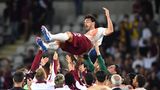 Zum Abschied lassen ihn seine Teamkollegen hochleben, viel Spielzeit bekommt Mats Hummels zu seinem Karriereende aber nicht mehr: Vier Minuten darf er gegen Turin auf dem Feld stehen, nachdem er zuvor mehrere Spiele auf der Bank verbracht hat