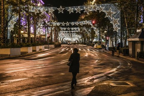 Eine Frau läuft über eine leere Straße