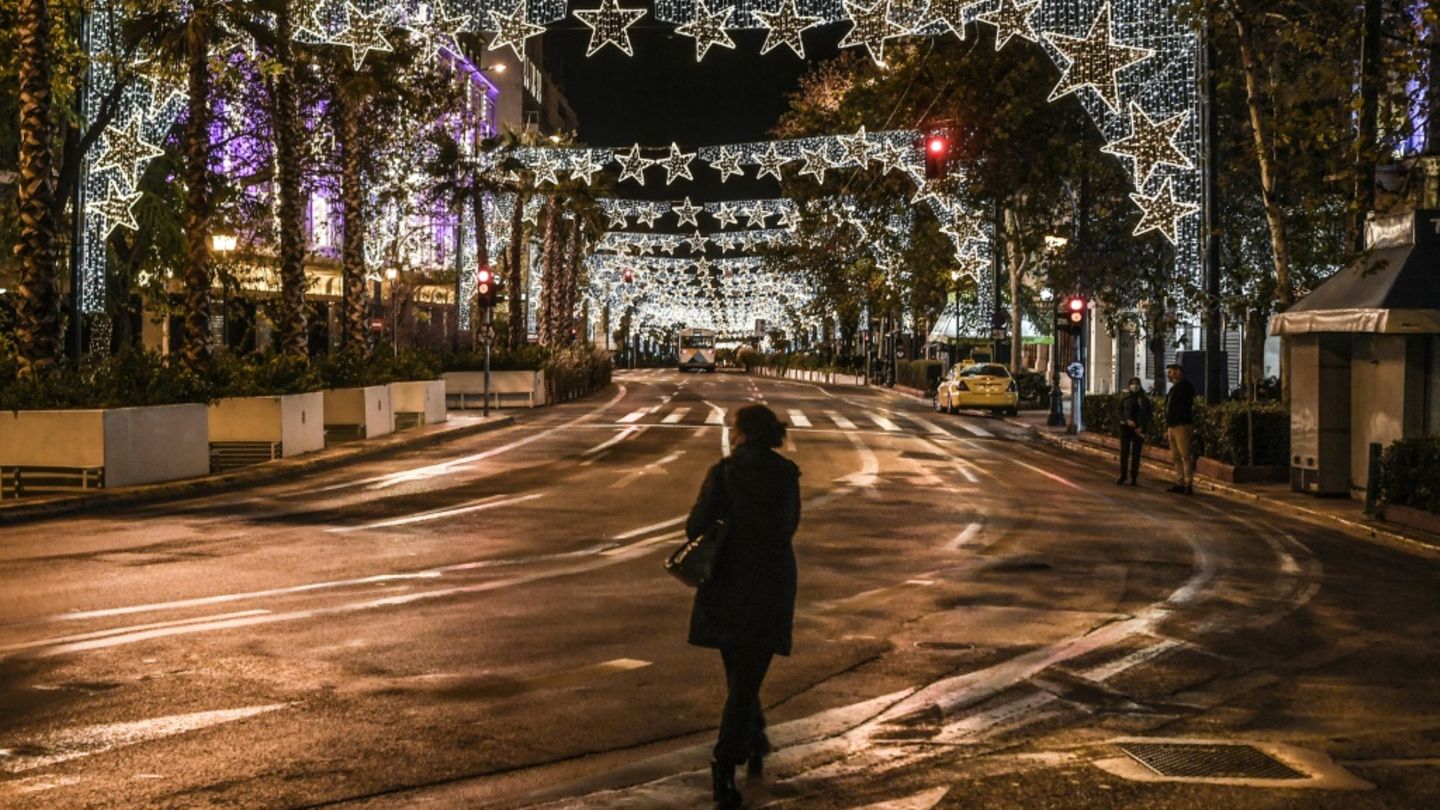 Eine Frau läuft über eine leere Straße