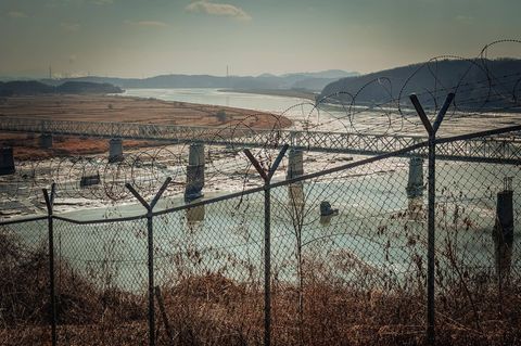 Friedlich sieht sie aus, die Welt hinter dem Grenzzaun zwischen Nord- und Südkorea. Doch der Schein trügt