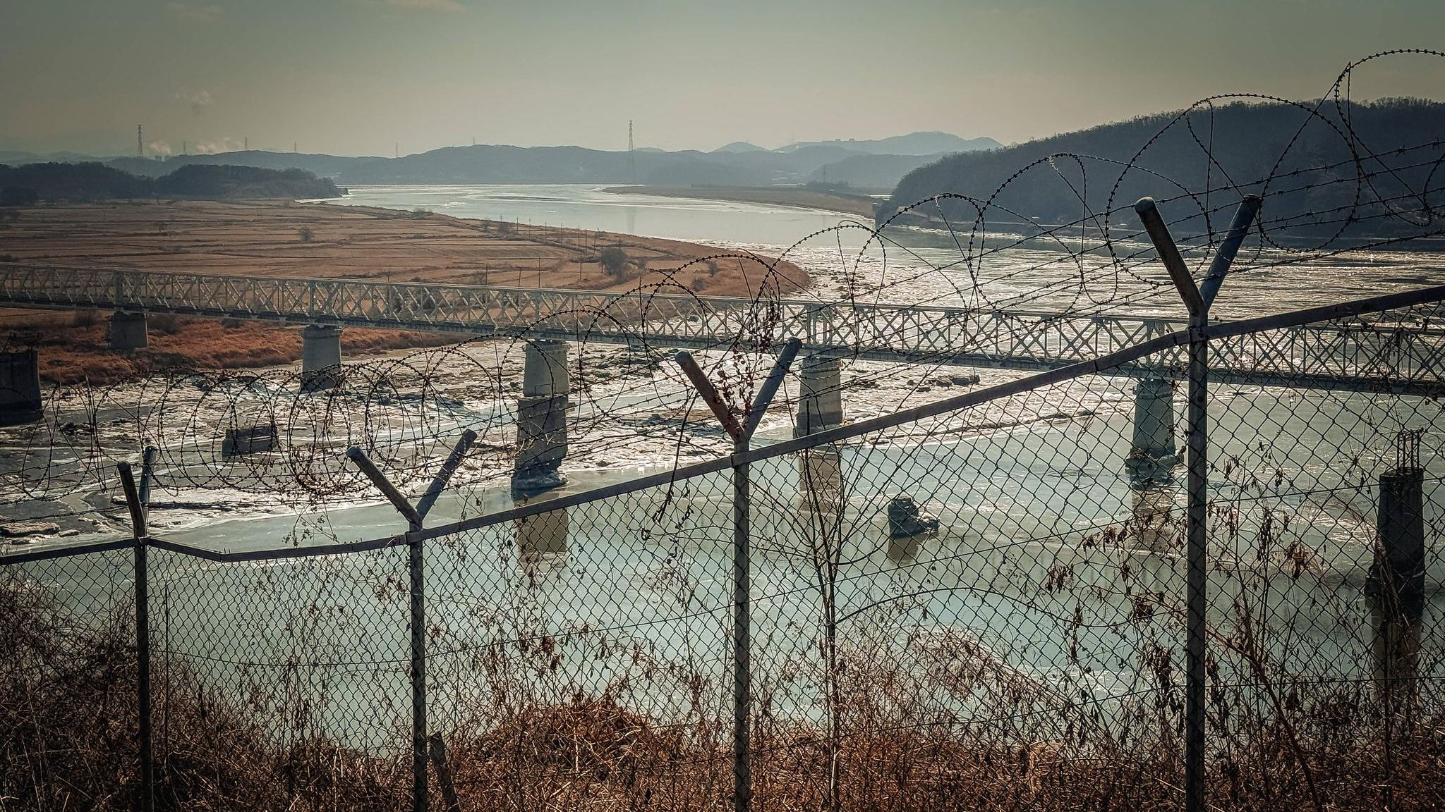 Friedlich sieht sie aus, die Welt hinter dem Grenzzaun zwischen Nord- und Südkorea. Doch der Schein trügt