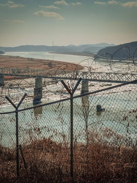 Friedlich sieht sie aus, die Welt hinter dem Grenzzaun zwischen Nord- und Südkorea. Doch der Schein trügt