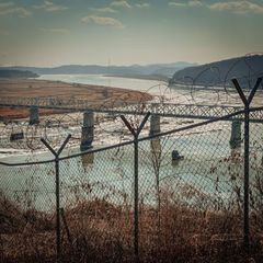 Friedlich sieht sie aus, die Welt hinter dem Grenzzaun zwischen Nord- und Südkorea. Doch der Schein trügt