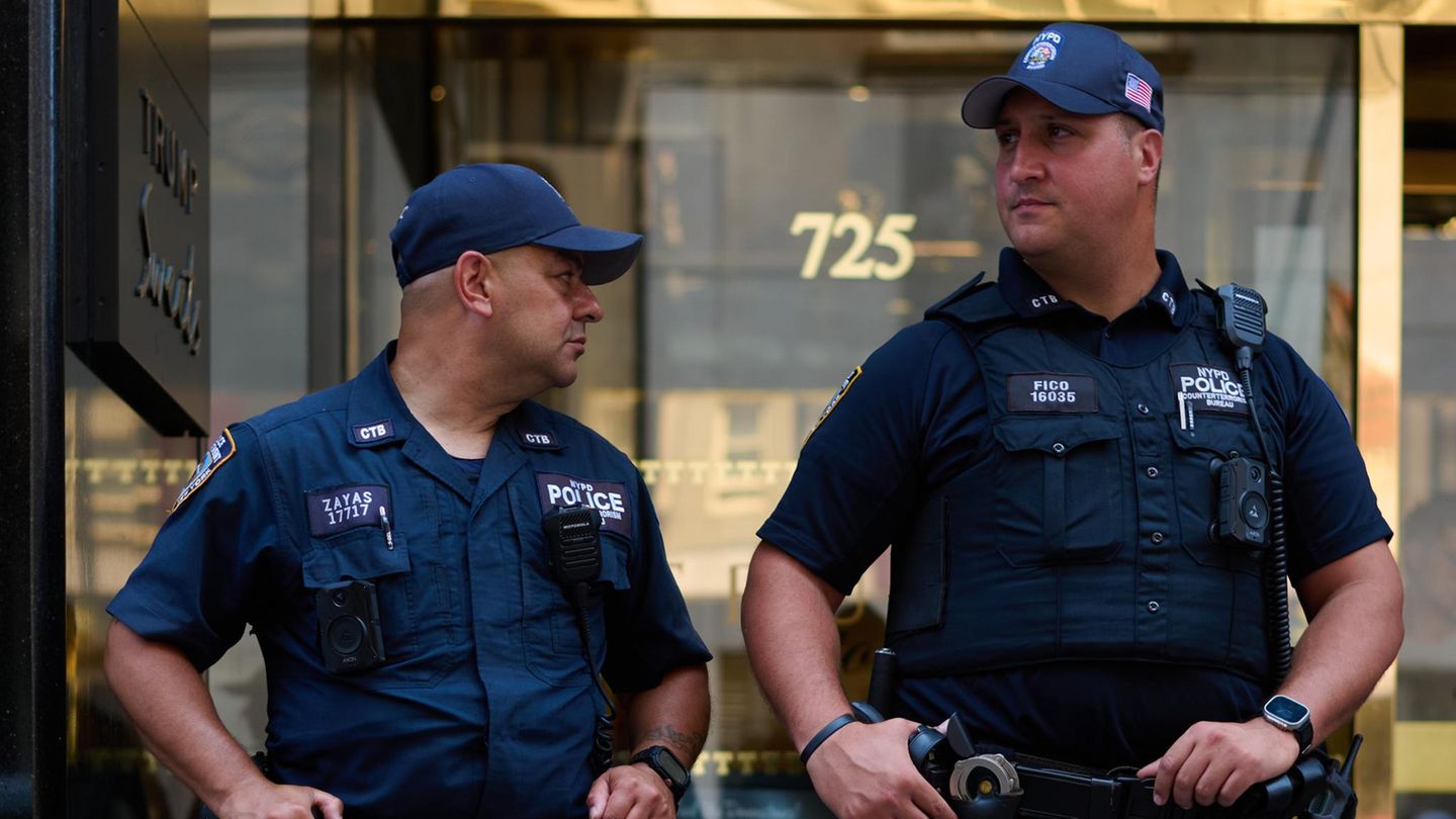 Polizisten stehen in New York. Zwei Verdächtige der Bitcoin-Entführung wurden festgenommen