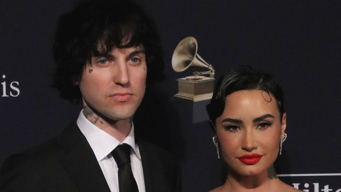Demi Lovato: singer marries in Vivienne-Westwood dress