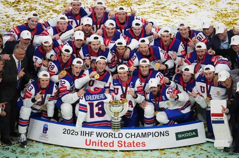 Das Eishockey-Team USA posiert nach dem Sieg im Endspiel der Weltmeisterschaft