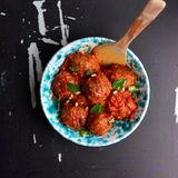    Polpette dolci  Süße Fleischklößchen mit Mandeln und Zimt  Für 4 Personen | Zubereitungszeit: 1 Stunde 30 Minuten  Kulinarische Geschichte: Diese süßen Fleischbällchen stammen aus dem Kloster San Carlo und waren das festlichste Essen für die Klosterkinder.     Für die Tomatensauce:2 EL Olivenöl1 große Zwiebel, klein geschnitten1 Knoblauchzehe, klein geschnitten1 EL Tomatenmark700 g Tomatenpassata1 Zimtstange  Für die Polpette:70 g blanchierte Mandeln20 g Zucker100 g Weißbrot, entrindet140 ml Milch480 g Rinderhackfleisch80 g Pecorino siciliano, gerieben30 g Rosinen20 g Pinienkerne1½ TL gemahlener Zimt2 Eier  Zubereitung:Für die Sauce Zwiebel und Knoblauch andünsten, Tomatenmark, Passata und Zimt zugeben, 10 Minuten köcheln.Mandeln mit Zucker grob pürieren. Brot in Milch einweichen.Alle Zutaten für die Polpette vermischen, 16 Klößchen formen.Polpette rundherum anbraten, in die Sauce geben, 20 Minuten köcheln lassen.Mit Oregano, Pinienkernen und Olivenöl garniert servieren.