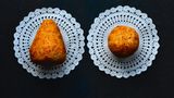 Arancini con tonno e melanzane  Gefüllte Reisbällchen mit Thunfisch und Auberginen  Ergibt etwa 12 Stück | Zubereitungszeit: 1 Stunde 20 Minuten, plus Kühlzeit  Wussten Sie schon? In Palermo heißen die Reisbällchen "Arancina" (weiblich und rund), in Catania "Arancino" (männlich und spitz). Wer das verwechselt, outet sich sofort als Tourist!     Für den Reismantel:500 g Arborio-Reis4 EL frisch geriebener Pecorino siciliano4 EL frisch geriebener Parmesan2 TL Currypulver100 g Weizenmehl (Type 405)160 g mollica secca (Paniermehl), fein geriebenGrobes MeersalzSchwarzer Pfeffer  Für die Füllung:Olivenöl extra vergine220 g Auberginen, 1,5 cm groß gewürfelt180 g Thunfischfilet, 1,5 cm groß gewürfelt1 Zwiebel, in Streifen geschnitten350 g stückige Tomaten (Dose)2 EL gehackte Basilikumblätter2 EL gehackte Minzeblätter100-120 g Provolone, gewürfeltPeperoncinoflockenNeutrales Frittieröl  Zubereitung:Reis in gesalzenem Wasser al dente kochen. Noch warm mit Käse und Currypulver mischen, 1 Stunde kühlen.Auberginen in Olivenöl anrösten. Thunfisch salzen, mehlieren und kurz anbraten.Zwiebel goldgelb braten, Tomaten, Kräuter und Gewürze zugeben, einkochen lassen. Thunfisch und Auberginen unterziehen.Aus Reis Kugeln formen, mit Füllung und Käse befüllen, verschließen.In Mehl-Wasser-Mischung und Paniermehl wenden.Bei 180°C goldbraun frittieren.   