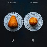 Arancini con tonno e melanzane  Gefüllte Reisbällchen mit Thunfisch und Auberginen  Ergibt etwa 12 Stück | Zubereitungszeit: 1 Stunde 20 Minuten, plus Kühlzeit  Wussten Sie schon? In Palermo heißen die Reisbällchen "Arancina" (weiblich und rund), in Catania "Arancino" (männlich und spitz). Wer das verwechselt, outet sich sofort als Tourist!     Für den Reismantel:500 g Arborio-Reis4 EL frisch geriebener Pecorino siciliano4 EL frisch geriebener Parmesan2 TL Currypulver100 g Weizenmehl (Type 405)160 g mollica secca (Paniermehl), fein geriebenGrobes MeersalzSchwarzer Pfeffer  Für die Füllung:Olivenöl extra vergine220 g Auberginen, 1,5 cm groß gewürfelt180 g Thunfischfilet, 1,5 cm groß gewürfelt1 Zwiebel, in Streifen geschnitten350 g stückige Tomaten (Dose)2 EL gehackte Basilikumblätter2 EL gehackte Minzeblätter100-120 g Provolone, gewürfeltPeperoncinoflockenNeutrales Frittieröl  Zubereitung:Reis in gesalzenem Wasser al dente kochen. Noch warm mit Käse und Currypulver mischen, 1 Stunde kühlen.Auberginen in Olivenöl anrösten. Thunfisch salzen, mehlieren und kurz anbraten.Zwiebel goldgelb braten, Tomaten, Kräuter und Gewürze zugeben, einkochen lassen. Thunfisch und Auberginen unterziehen.Aus Reis Kugeln formen, mit Füllung und Käse befüllen, verschließen.In Mehl-Wasser-Mischung und Paniermehl wenden.Bei 180°C goldbraun frittieren.   