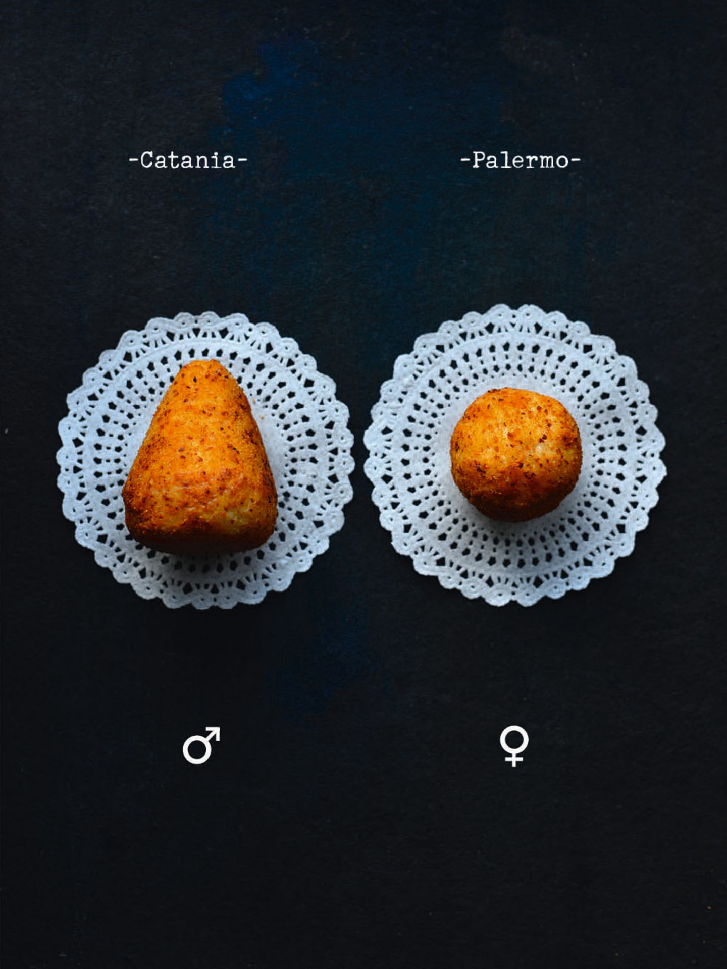 Arancini con tonno e melanzane  Gefüllte Reisbällchen mit Thunfisch und Auberginen  Ergibt etwa 12 Stück | Zubereitungszeit: 1 Stunde 20 Minuten, plus Kühlzeit  Wussten Sie schon? In Palermo heißen die Reisbällchen "Arancina" (weiblich und rund), in Catania "Arancino" (männlich und spitz). Wer das verwechselt, outet sich sofort als Tourist!     Für den Reismantel:500 g Arborio-Reis4 EL frisch geriebener Pecorino siciliano4 EL frisch geriebener Parmesan2 TL Currypulver100 g Weizenmehl (Type 405)160 g mollica secca (Paniermehl), fein geriebenGrobes MeersalzSchwarzer Pfeffer  Für die Füllung:Olivenöl extra vergine220 g Auberginen, 1,5 cm groß gewürfelt180 g Thunfischfilet, 1,5 cm groß gewürfelt1 Zwiebel, in Streifen geschnitten350 g stückige Tomaten (Dose)2 EL gehackte Basilikumblätter2 EL gehackte Minzeblätter100-120 g Provolone, gewürfeltPeperoncinoflockenNeutrales Frittieröl  Zubereitung:Reis in gesalzenem Wasser al dente kochen. Noch warm mit Käse und Currypulver mischen, 1 Stunde kühlen.Auberginen in Olivenöl anrösten. Thunfisch salzen, mehlieren und kurz anbraten.Zwiebel goldgelb braten, Tomaten, Kräuter und Gewürze zugeben, einkochen lassen. Thunfisch und Auberginen unterziehen.Aus Reis Kugeln formen, mit Füllung und Käse befüllen, verschließen.In Mehl-Wasser-Mischung und Paniermehl wenden.Bei 180°C goldbraun frittieren.   