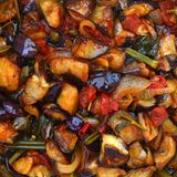 Caponata con uova sode  Gemüsetopf mit Eiern und St.-Bernardo-Sauce  Für 4 Personen | Zubereitungszeit: 1 Stunde 20 Minuten  Profi-Tipp: Die Caponata schmeckt am besten, wenn sie am Vortag zubereitet und lauwarm serviert wird – so können sich die Aromen voll entfalten.     Zutaten:2 Auberginen, in große Stücke geschnitten1 große rote Paprikaschote, in Stücke geschnitten1 große Zwiebel, klein geschnitten2 EL kleine Kapern1 Handvoll grüne Oliven, entsteint1 frische rote Chilischote, gehackt1 Stange Staudensellerie, in Stücke geschnitten400 g reife Tomaten1 EL gehacktes Basilikum25-30 g Zucker125 ml Weißweinessig8 Eier, hart gekochtOlivenöl extra vergine  Zubereitung:Auberginen und Paprika getrennt in Olivenöl halb gar anbraten.Zwiebel mit Kapern, Oliven, Chili und Sellerie anbraten.Tomaten häuten, klein schneiden, zu der Zwiebelmischung geben, einkochen lassen.Auberginen, Paprika und Basilikum zugeben, gar kochen.Zucker mit Essig vermischen, unterrühren, 5 Minuten köcheln.Lauwarm mit hart gekochten Eiern servieren.