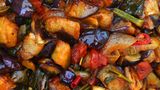 Caponata con uova sode  Gemüsetopf mit Eiern und St.-Bernardo-Sauce  Für 4 Personen | Zubereitungszeit: 1 Stunde 20 Minuten  Profi-Tipp: Die Caponata schmeckt am besten, wenn sie am Vortag zubereitet und lauwarm serviert wird – so können sich die Aromen voll entfalten.     Zutaten:2 Auberginen, in große Stücke geschnitten1 große rote Paprikaschote, in Stücke geschnitten1 große Zwiebel, klein geschnitten2 EL kleine Kapern1 Handvoll grüne Oliven, entsteint1 frische rote Chilischote, gehackt1 Stange Staudensellerie, in Stücke geschnitten400 g reife Tomaten1 EL gehacktes Basilikum25-30 g Zucker125 ml Weißweinessig8 Eier, hart gekochtOlivenöl extra vergine  Zubereitung:Auberginen und Paprika getrennt in Olivenöl halb gar anbraten.Zwiebel mit Kapern, Oliven, Chili und Sellerie anbraten.Tomaten häuten, klein schneiden, zu der Zwiebelmischung geben, einkochen lassen.Auberginen, Paprika und Basilikum zugeben, gar kochen.Zucker mit Essig vermischen, unterrühren, 5 Minuten köcheln.Lauwarm mit hart gekochten Eiern servieren.