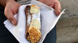 Cannoli con crema di carciofi  Cannoli mit Artischockencreme  Ergibt 10-12 Stück | Zubereitungszeit: 2 Stunden, plus Kühlzeit  Sizilianische Tradition: In Catania garniert man Cannoli mit Pistazien, in Palermo mit kandierten Orangenzesten. Diese Artischocken-Variante stammt aus Ramacca.     Für die Füllung:5 Artischocken250 g Ricotta (am besten vom Schaf)50-60 g Puderzucker30 g Zitronat, fein gehackt50 g Zartbitterschokolade, grob gehackt1 Msp. Vanillepulver  Für die Teigrollen:1 Ei (Größe S)140 g Weizenmehl25 g Schweineschmalz15 g Puderzucker2 EL Marsala1 EL Rotweinessig1 Msp. gemahlener Zimt  Zubereitung:Artischocken putzen, 25-30 Minuten kochen. Fleisch abstreifen, pürieren, durch Sieb streichen.Mit Ricotta, Puderzucker, Zitronat, Schokolade und Vanille mischen. 3 Stunden im Sieb abtropfen lassen.Teig kneten, 1 Stunde ruhen lassen. Dünn ausrollen, in Quadrate teilen.Um Cannoliformen rollen, bei 180°C frittieren.Mit Artischockencreme füllen, mit Puderzucker bestäuben und Haselnüssen garnieren.