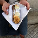 Cannoli con crema di carciofi  Cannoli mit Artischockencreme  Ergibt 10-12 Stück | Zubereitungszeit: 2 Stunden, plus Kühlzeit  Sizilianische Tradition: In Catania garniert man Cannoli mit Pistazien, in Palermo mit kandierten Orangenzesten. Diese Artischocken-Variante stammt aus Ramacca.     Für die Füllung:5 Artischocken250 g Ricotta (am besten vom Schaf)50-60 g Puderzucker30 g Zitronat, fein gehackt50 g Zartbitterschokolade, grob gehackt1 Msp. Vanillepulver  Für die Teigrollen:1 Ei (Größe S)140 g Weizenmehl25 g Schweineschmalz15 g Puderzucker2 EL Marsala1 EL Rotweinessig1 Msp. gemahlener Zimt  Zubereitung:Artischocken putzen, 25-30 Minuten kochen. Fleisch abstreifen, pürieren, durch Sieb streichen.Mit Ricotta, Puderzucker, Zitronat, Schokolade und Vanille mischen. 3 Stunden im Sieb abtropfen lassen.Teig kneten, 1 Stunde ruhen lassen. Dünn ausrollen, in Quadrate teilen.Um Cannoliformen rollen, bei 180°C frittieren.Mit Artischockencreme füllen, mit Puderzucker bestäuben und Haselnüssen garnieren.