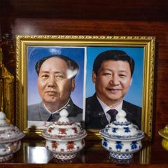 Bild Staatsgründer Mao (l.) und Präsident Xi