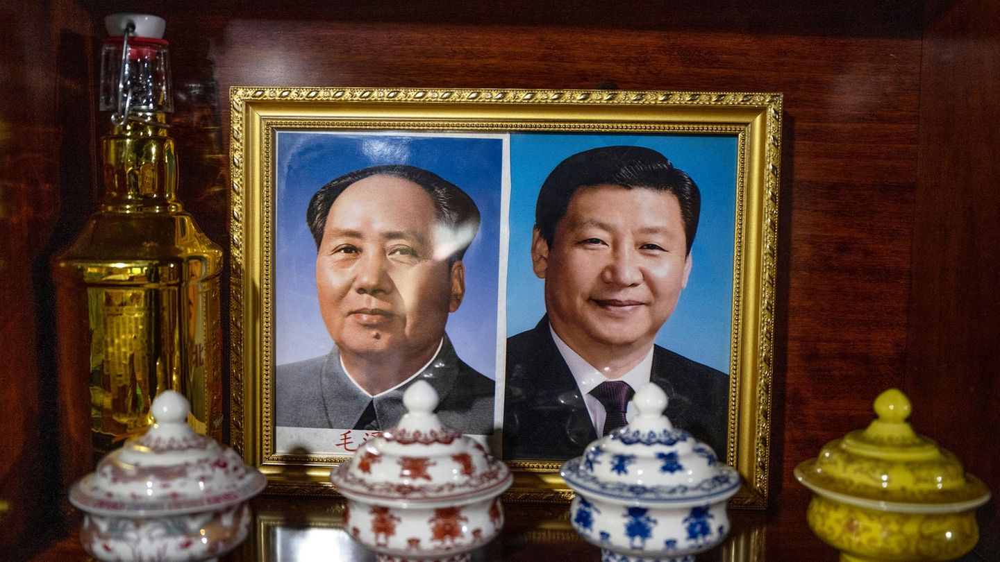 Bild Staatsgründer Mao (l.) und Präsident Xi