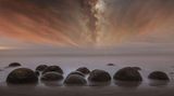 Die Moeraki Boulders an der Küste von Otago auf der Südinsel Neuseelands wirken wie von einem anderen Planeten: Die bis zu 2,20 Meter großen Felsen sind nahezu kugelförmig und ragen bei auflaufendem Wasser teilweise aus dem Meer. Alvin Wu fotografierte die Moeraki Boulders in der Nacht, flankiert vom leuchtenden Band der Milchstraße, das sich am Horizonz mit dem atmosphärischen Leuchten auf der Wasseroberfläche vermischt
