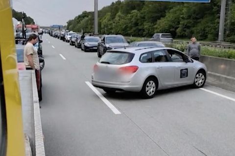 Statt zu warten fährt dieser Autofahrer mitten durch die Rettungsgasse