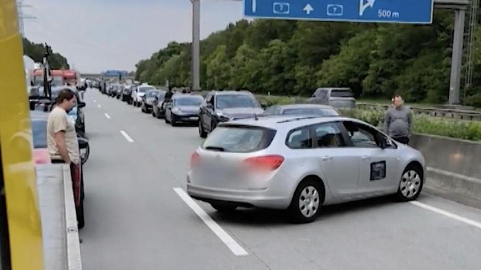 Abschleppdienst stoppt dreisten Autofahrer in Rettungsgasse Statt zu warten fährt dieser Autofahrer mitten durch die Rettungsgasse