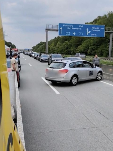 Statt zu warten fährt dieser Autofahrer mitten durch die Rettungsgasse