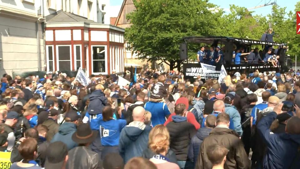 Tausende Fans empfangen Arminia Bielefeld