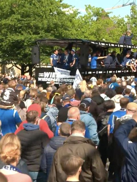 Tausende Fans empfangen Arminia Bielefeld