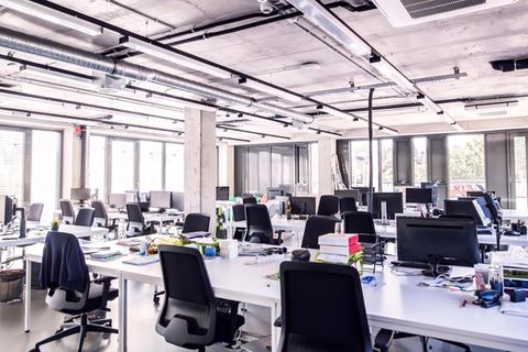 Modern gestaltetes Büro mit offener Raumaufteilung, die Arbeitszeit ist offenbar vorbei: Das Büro ist leer