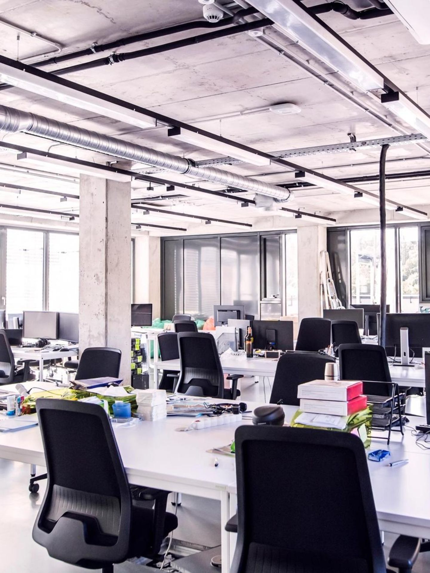 Modern gestaltetes Büro mit offener Raumaufteilung, die Arbeitszeit ist offenbar vorbei: Das Büro ist leer