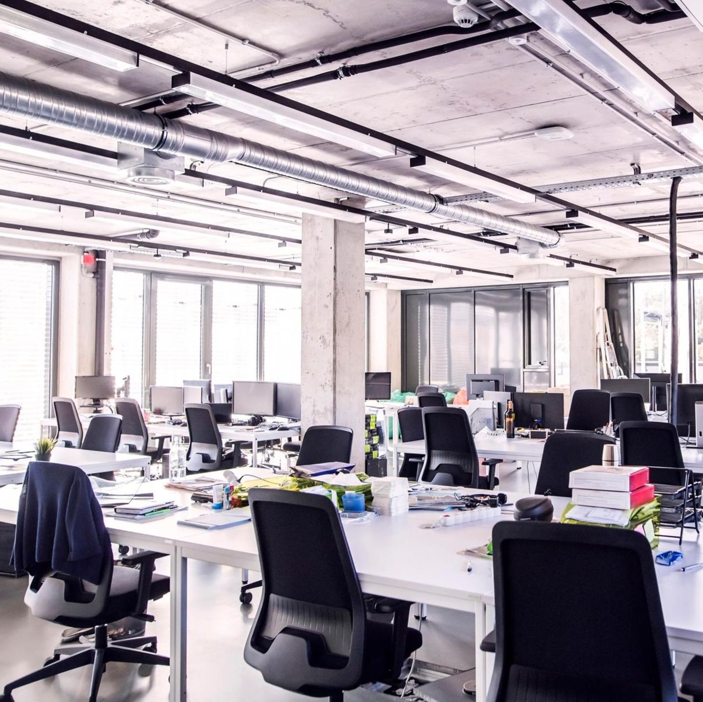 Modern gestaltetes Büro mit offener Raumaufteilung, die Arbeitszeit ist offenbar vorbei: Das Büro ist leer