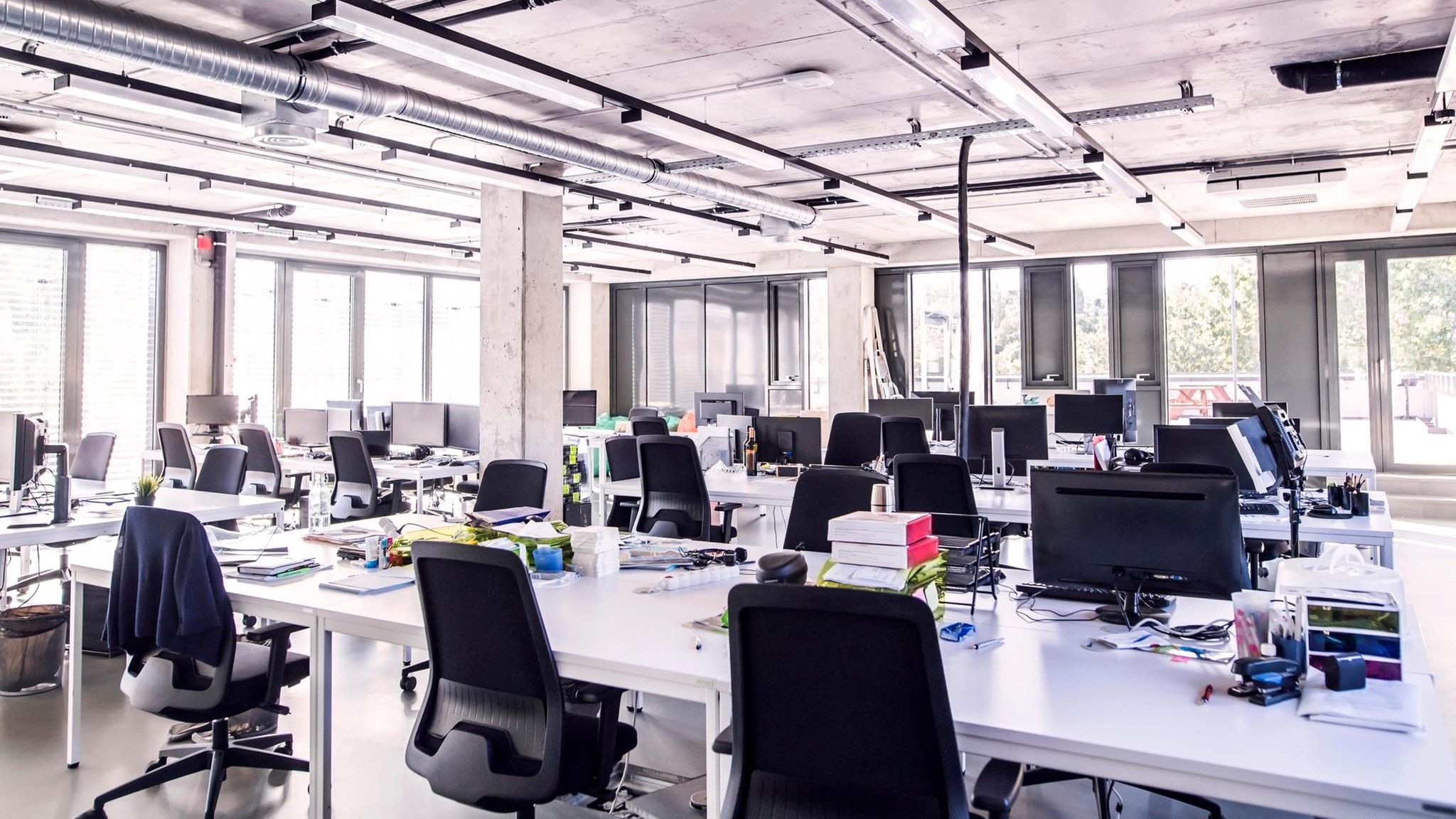 Modern gestaltetes Büro mit offener Raumaufteilung, die Arbeitszeit ist offenbar vorbei: Das Büro ist leer