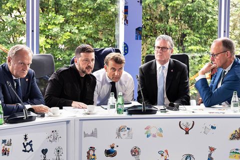 Tusk aus Polen, Wolodymyr Selenskyj, Emmanuel Macron, Keir Starmer und Friedrich Merz (v. l.) während eines Telefonats