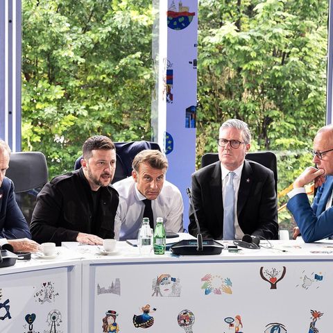 Tusk aus Polen, Wolodymyr Selenskyj, Emmanuel Macron, Keir Starmer und Friedrich Merz (v. l.) während eines Telefonats