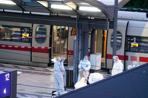 Spurensicherung am Hamburger Hauptbahnhof nach einem Messeramoklauf