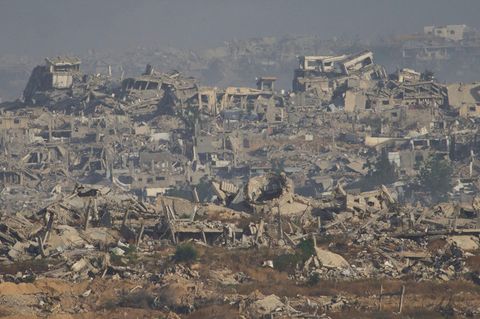Zerstörte Gebäude im Gaza-Streifen sind vom Süden Israels aus zu sehen