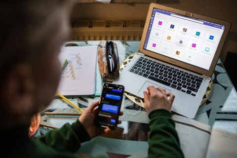 Schüler mit Laptop und Smartphone