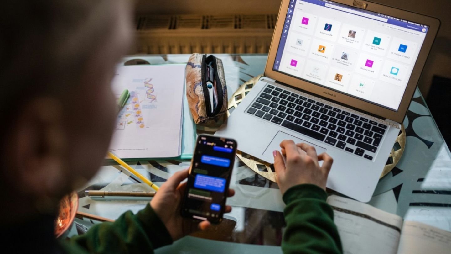 Schüler mit Laptop und Smartphone