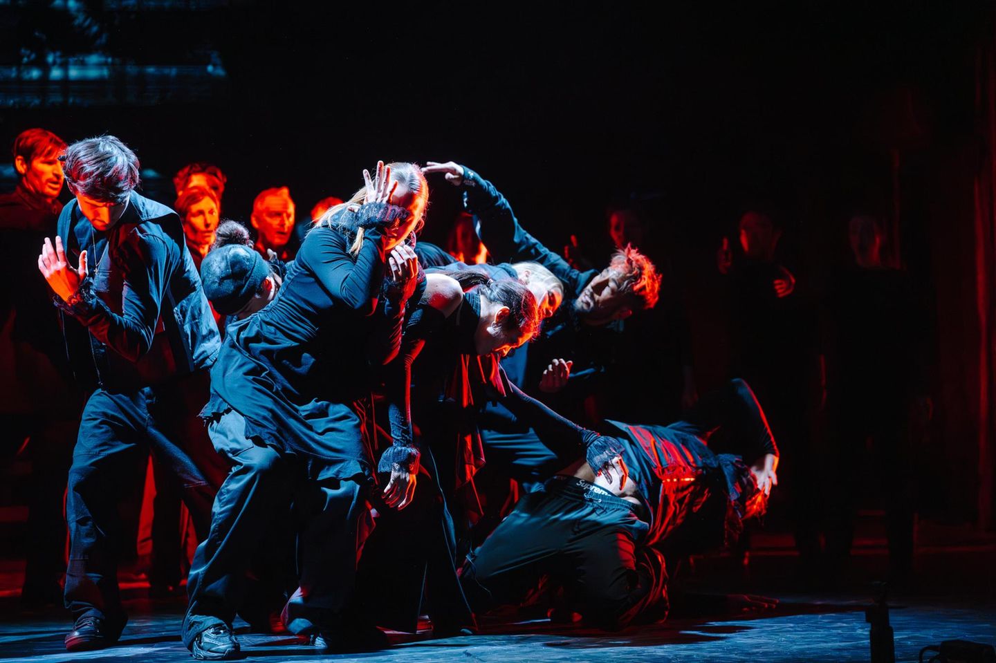 Breakdance der Flying Steps trifft auf Zeitgenössischen Tanz