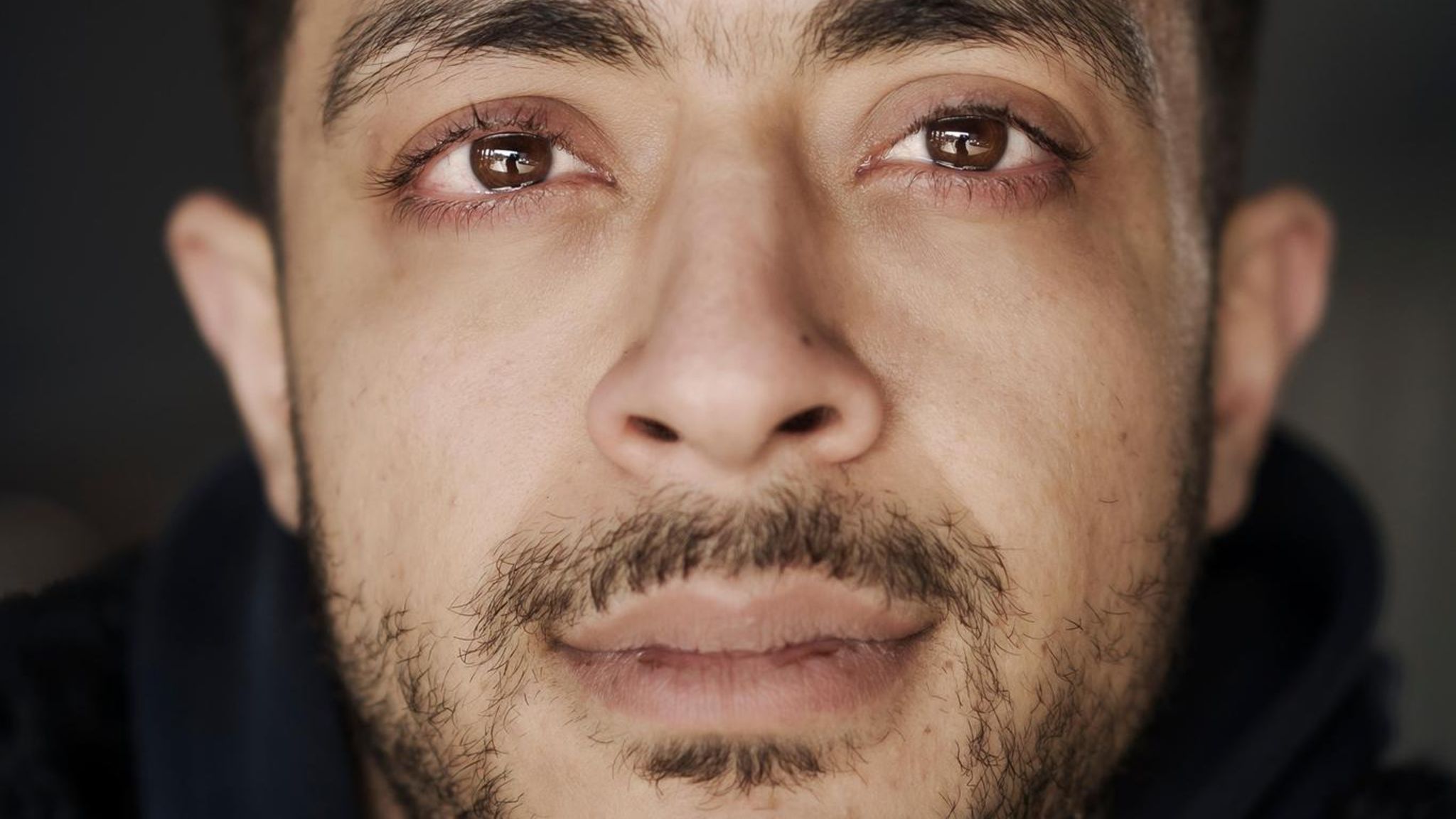 Portrait von Hamza Howidy, der vor der Hamas aus Gaza geflohen ist