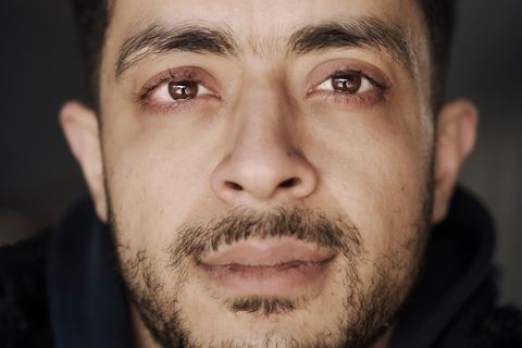 Portrait von Hamza Howidy, der vor der Hamas aus Gaza geflohen ist