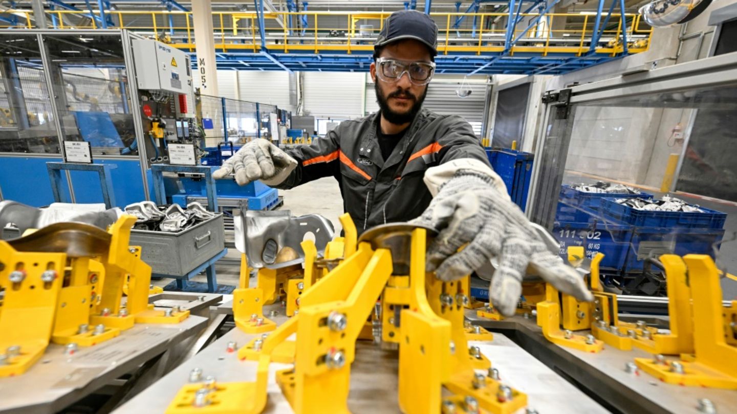Mitarbeiter bei Ford in Köln im Juni 2024